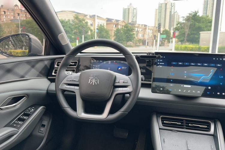 Used BYD Qin L 2025 DM-i Smart Drive 120KM Superior Model Interior 2