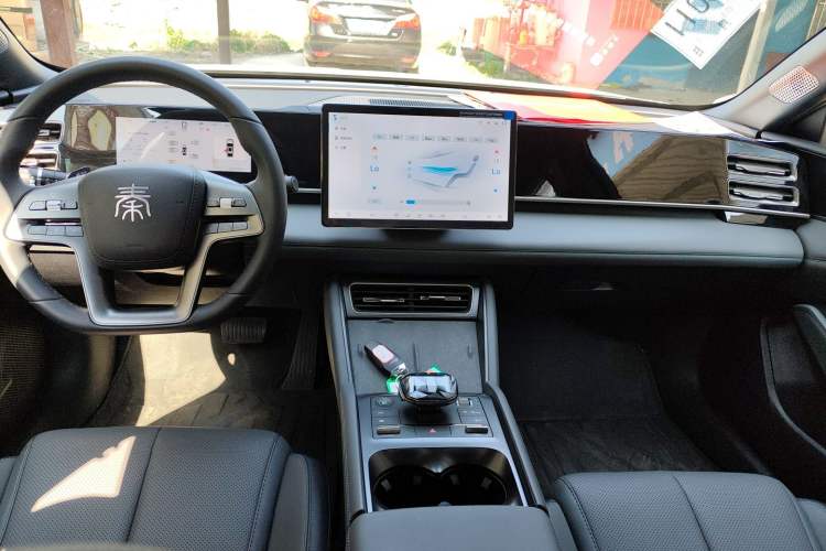 Used BYD Qin L 2025 DM-i Smart Drive 120KM Superior Model Interior 3