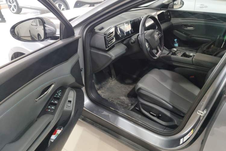 Used BYD Qin L 2025 DM-i Smart Drive 120KM Superior Model Interior 3