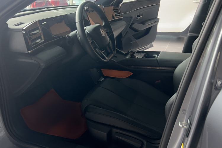Used BYD Qin L 2025 DM-i Smart Drive 80KM Leading Model Interior 3