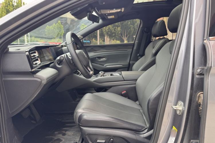 Used BYD Qin L 2025 DM-i Smart Drive 120KM Leading Model Interior 3