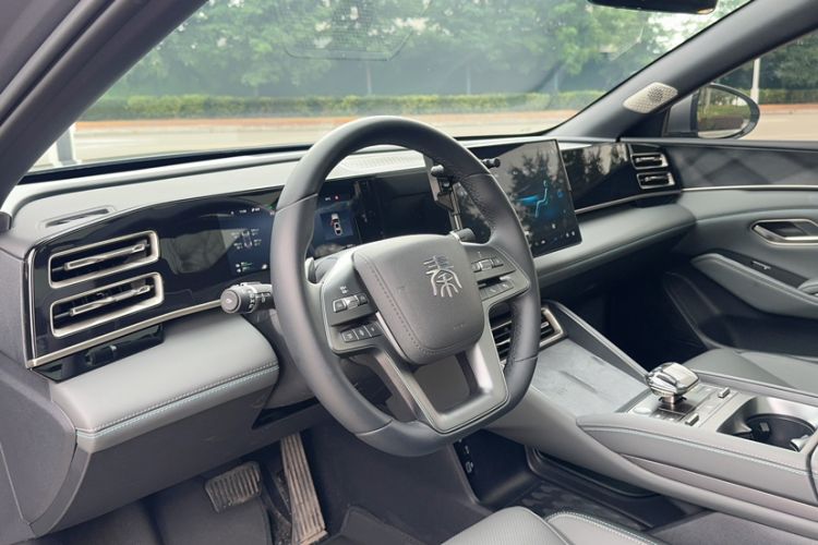 Used BYD Qin L 2025 DM-i Smart Drive 120KM Superior Model Interior 3