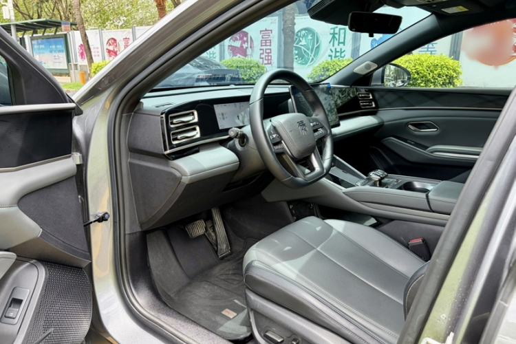 Used BYD Qin L 2025 DM-i Smart Drive 120KM Leading Model Interior 4