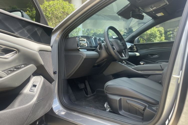 Used BYD Qin L 2025 DM-i Smart Drive 80KM Leading Model Interior 5