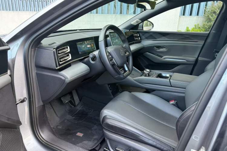 Used BYD Qin L 2025 DM-i Smart Drive 120KM Leading Model Interior 5