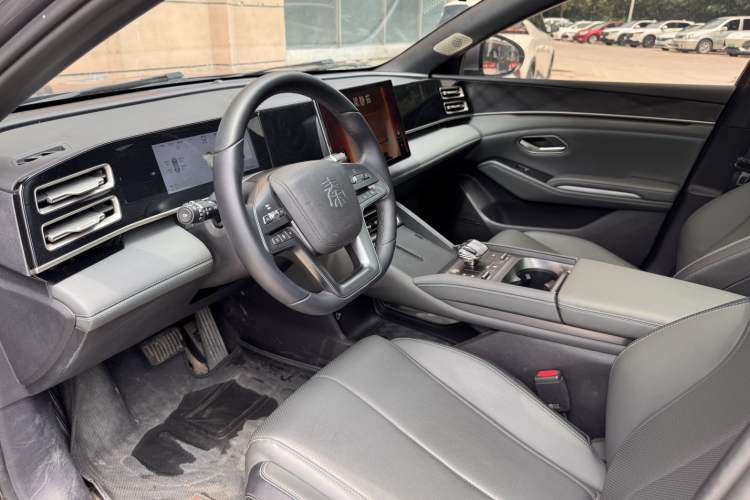 Used BYD Qin L 2025 DM-i Smart Drive 120KM Leading Model Interior 5