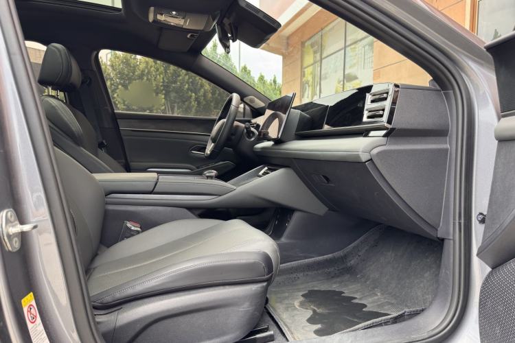 Used BYD Qin L 2025 DM-i Smart Drive 120KM Leading Model Interior 7