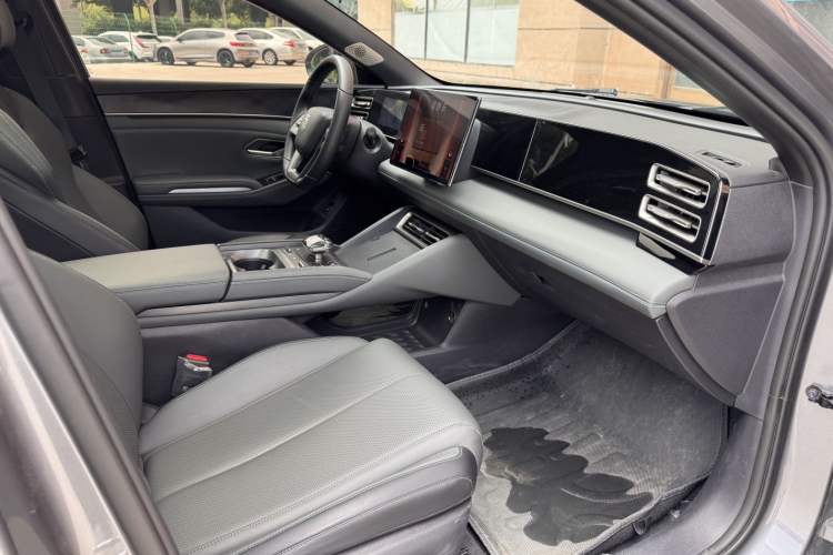 Used BYD Qin L 2025 DM-i Smart Drive 120KM Leading Model Interior 8
