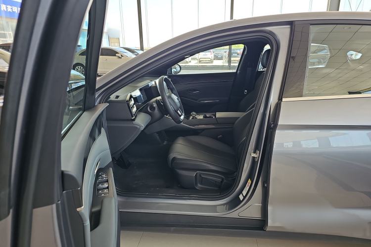 Used BYD Qin L 2025 DM-i Smart Drive 80KM Leading Model Interior 9