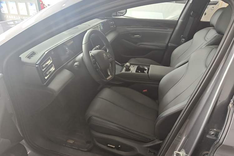 Used BYD Qin L 2025 DM-i Smart Drive 120KM Superior Model Left Front Seat