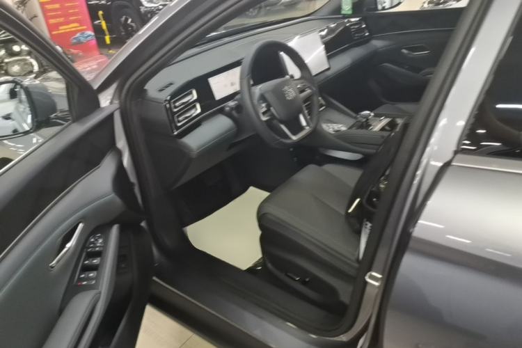 Used BYD Qin L 2025 DM-i Smart Drive 120KM Superior Model Left Front Seat