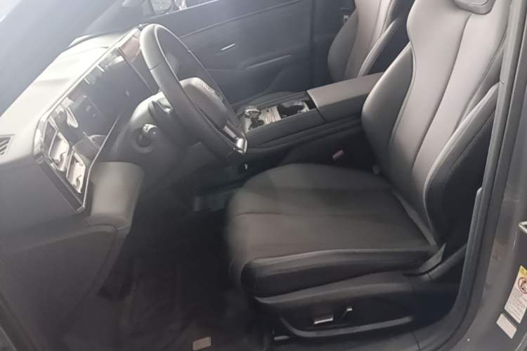 Used BYD Qin L 2025 DM-i Smart Drive 120KM Leading Model Left Front Seat