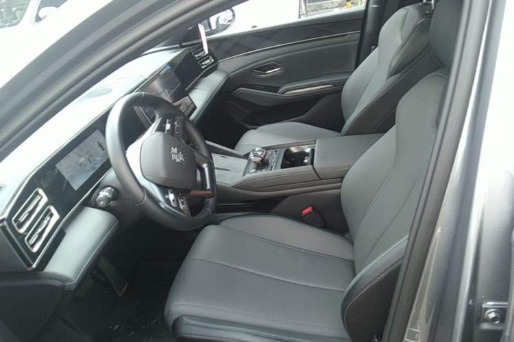 Used BYD Qin L 2025 DM-i Smart Drive 120KM Superior Model Left Front Seat