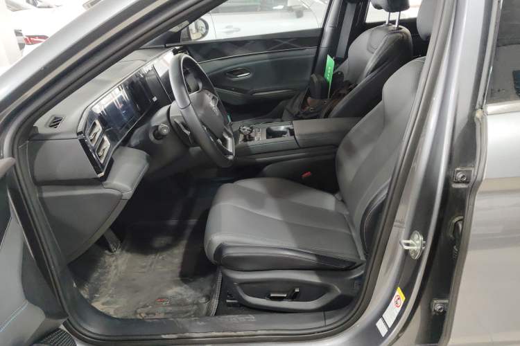 Used BYD Qin L 2025 DM-i Smart Drive 120KM Superior Model Left Front Seat
