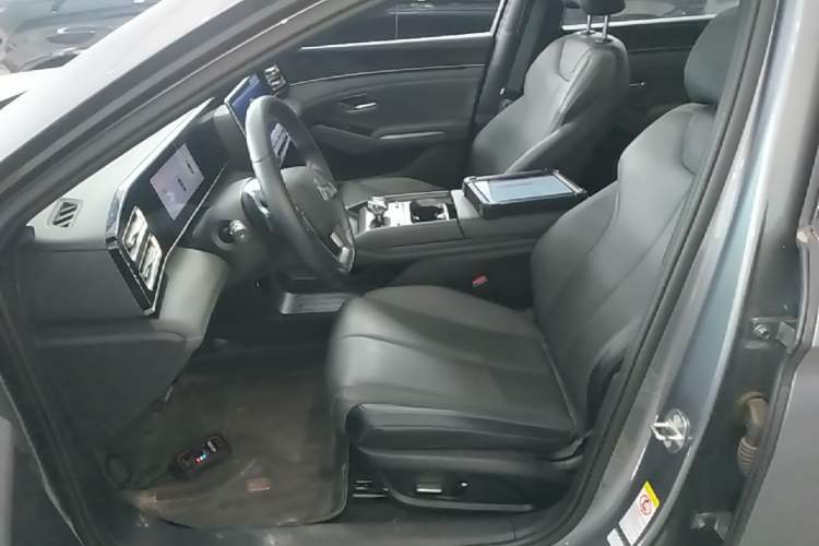 Used BYD Qin L 2025 DM-i Smart Drive 120KM Leading Model Left Front Seat