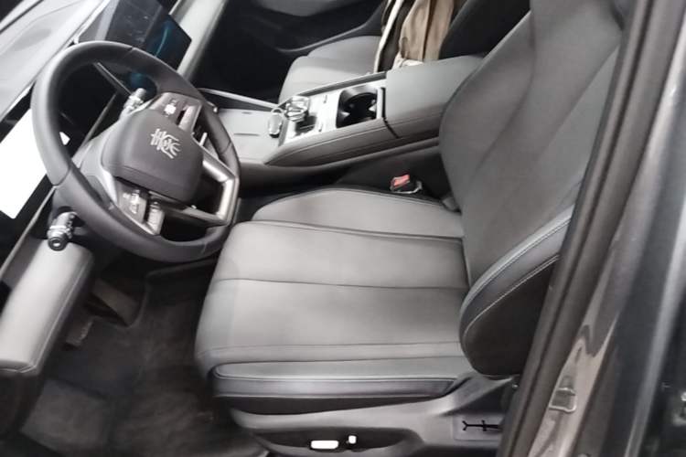 Used BYD Qin L 2025 DM-i Smart Drive 120KM Superior Model Left Front Seat