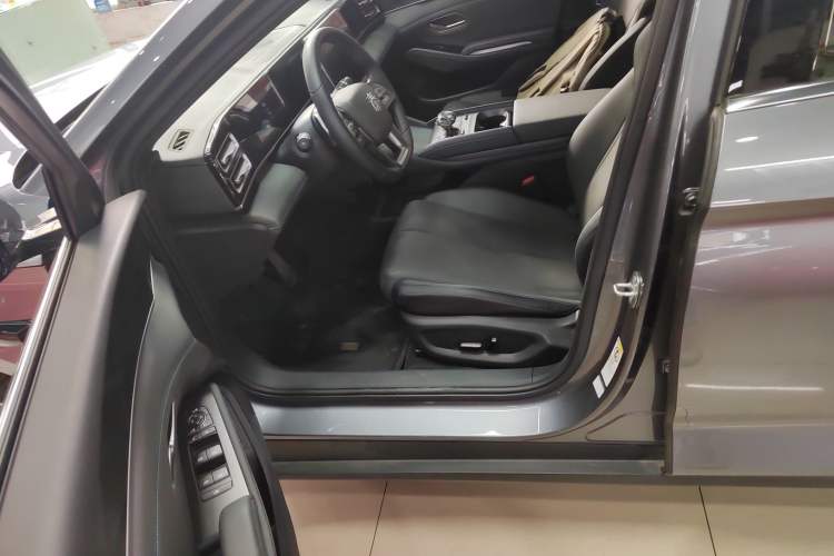 Used BYD Qin L 2025 DM-i Smart Drive 120KM Superior Model Left Front Seat