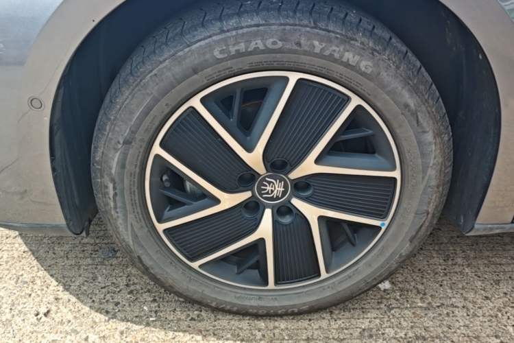Used BYD Qin L 2025 DM-i Smart Drive 120KM Superior Model Left Front Wheel Hub