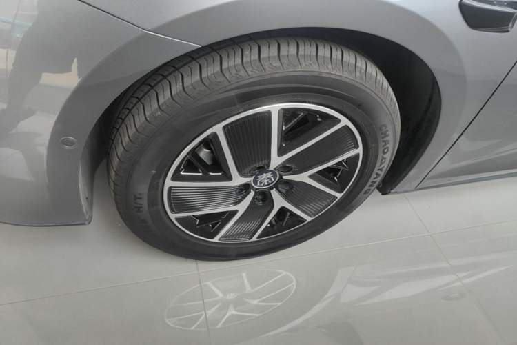 Used BYD Qin L 2025 DM-i Smart Drive 120KM Superior Model Left Front Wheel Hub