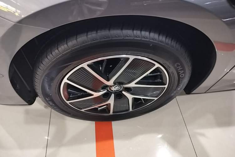 Used BYD Qin L 2025 DM-i Smart Drive 120KM Superior Model Left Front Wheel Hub