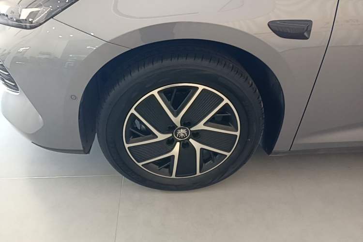 Used BYD Qin L 2025 DM-i Smart Drive 120KM Superior Model Left Front Wheel Hub