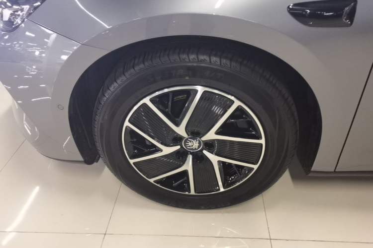 Used BYD Qin L 2025 DM-i Smart Drive 120KM Superior Model Left Front Wheel Hub