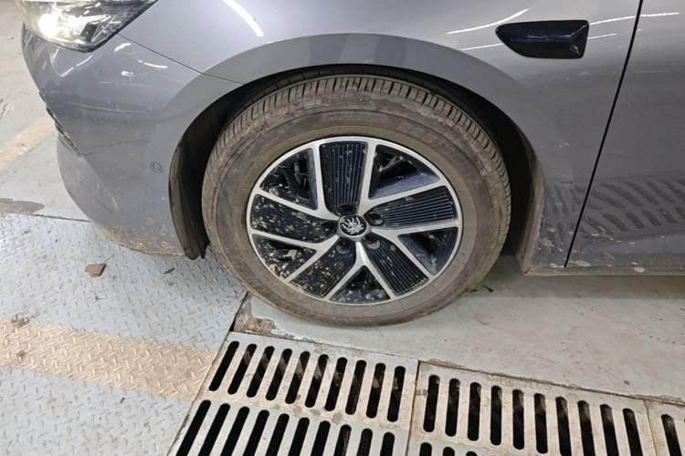 Used BYD Qin L 2025 DM-i Smart Drive 80KM Superior Model Left Front Wheel Hub