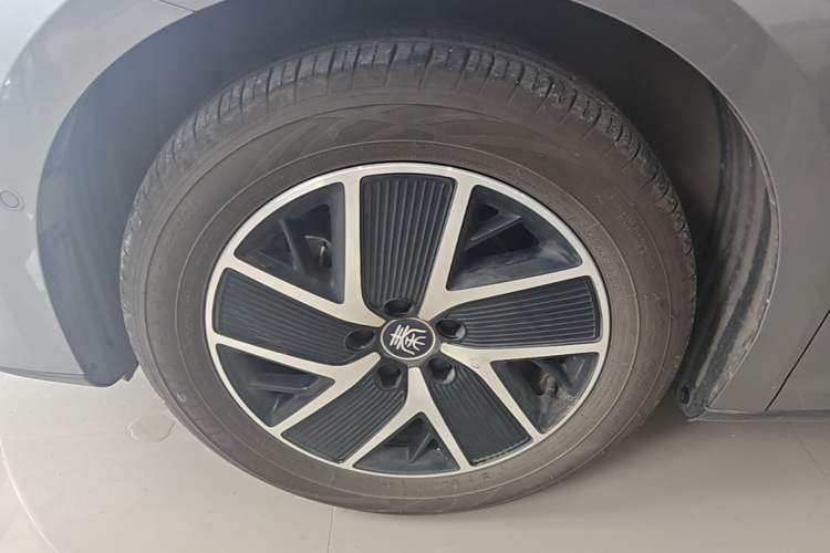 Used BYD Qin L 2025 DM-i Smart Drive 120KM Superior Model Left Front Wheel Hub