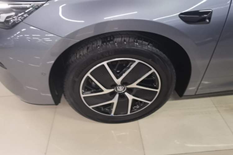 Used BYD Qin L 2025 DM-i Smart Drive 120KM Superior Model Left Front Wheel Hub