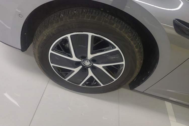 Used BYD Qin L 2025 DM-i Smart Drive 120KM Superior Model Left Front Wheel Hub