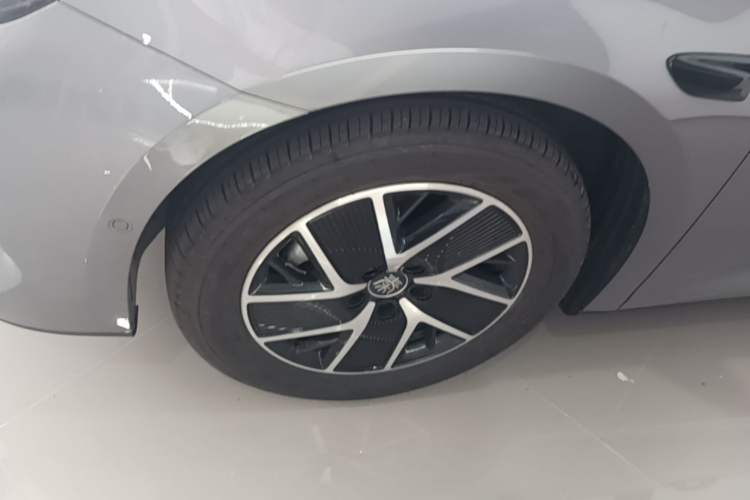 Used BYD Qin L 2025 DM-i Smart Drive 120KM Leading Model Left Front Wheel Hub