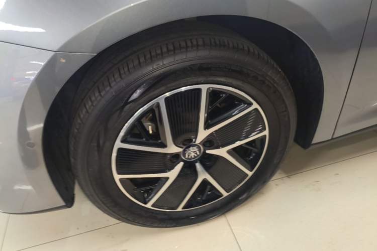 Used BYD Qin L 2025 DM-i Smart Drive 120KM Superior Model Left Front Wheel Hub