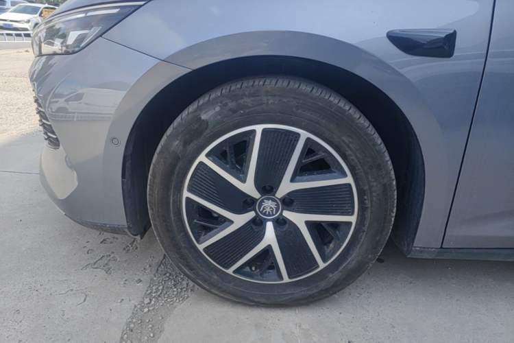Used BYD Qin L 2025 DM-i Smart Drive 120KM Superior Model Left Front Wheel Hub