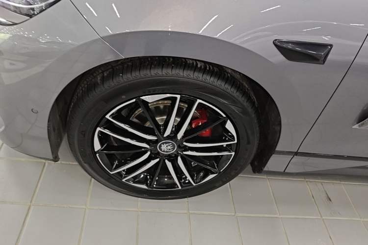 Used BYD Qin L 2025 EV 545KM Cloud Suspension Edition Left Front Wheel Hub