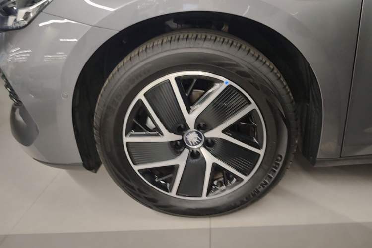 Used BYD Qin L 2025 DM-i Smart Drive 120KM Superior Model Left Front Wheel Hub