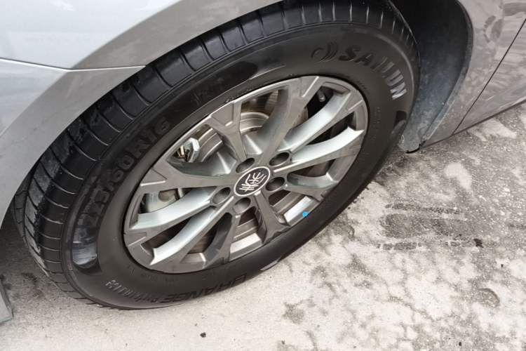 Used BYD Qin L 2025 DM-i Smart Drive 80KM Leading Model Left Front Wheel Hub