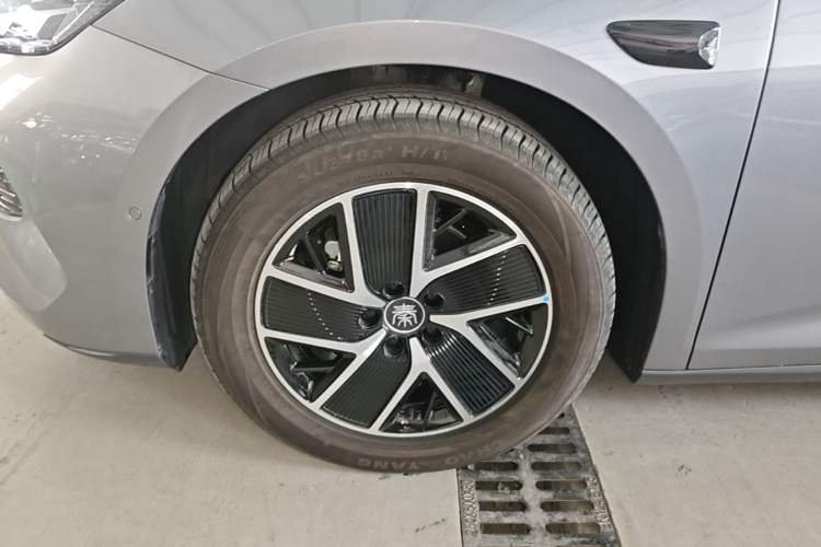 Used BYD Qin L 2025 DM-i Smart Drive 120KM Superior Model Left Front Wheel Hub