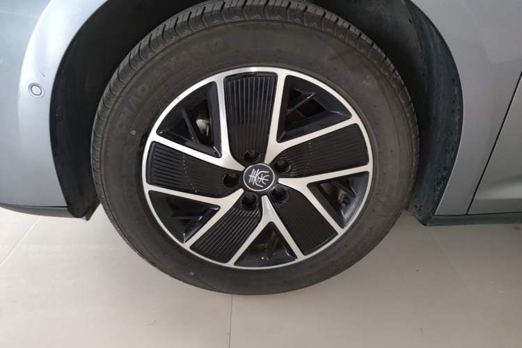 Used BYD Qin L 2025 DM-i Smart Drive 120KM Superior Model Left Front Wheel Hub