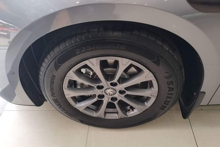 Used BYD Qin L 2025 DM-i Smart Drive 80KM Leading Model Left Front Wheel Hub