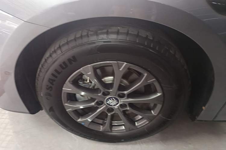 Used BYD Qin L 2025 DM-i Smart Drive 80KM Leading Model Left Front Wheel Hub