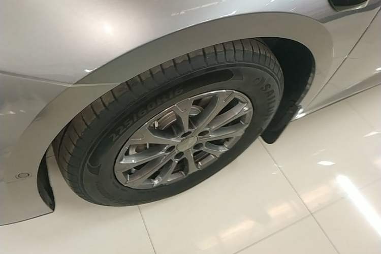 Used BYD Qin L 2025 DM-i Smart Drive 80KM Leading Model Left Front Wheel Hub
