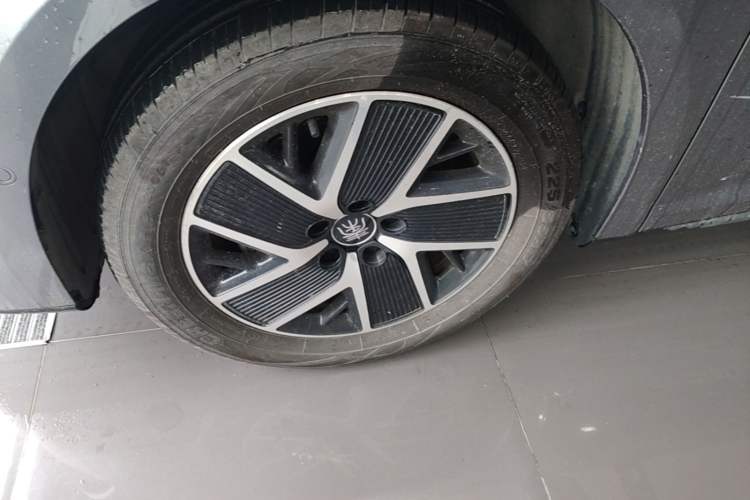 Used BYD Qin L 2025 DM-i Smart Drive 120KM Superior Model Left Front Wheel Hub
