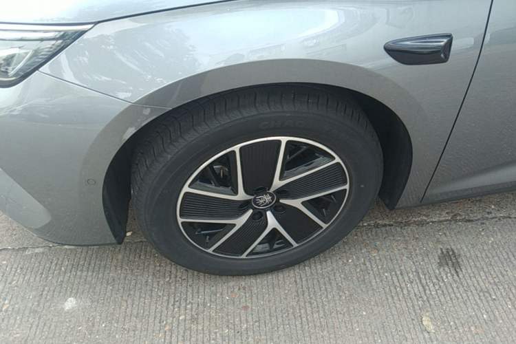 Used BYD Qin L 2025 DM-i Smart Drive 120KM Superior Model Left Front Wheel Hub