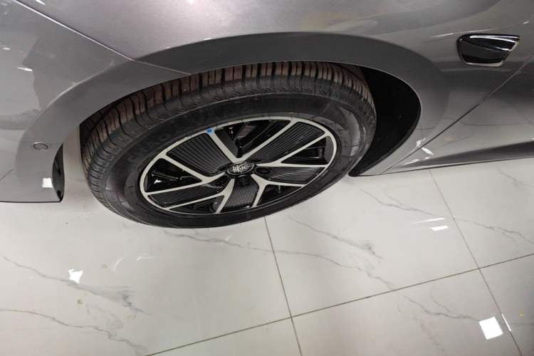Used BYD Qin L 2025 DM-i Smart Drive 120KM Superior Model Left Front Wheel Hub