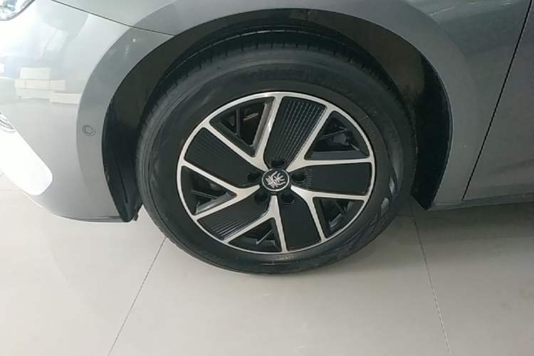 Used BYD Qin L 2025 DM-i Smart Drive 120KM Leading Model Left Front Wheel Hub