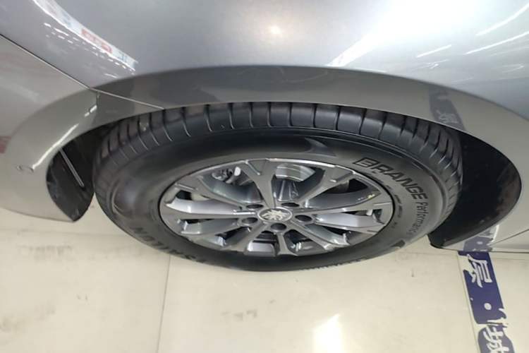 Used BYD Qin L 2025 DM-i Smart Drive 80KM Leading Model Left Front Wheel Hub