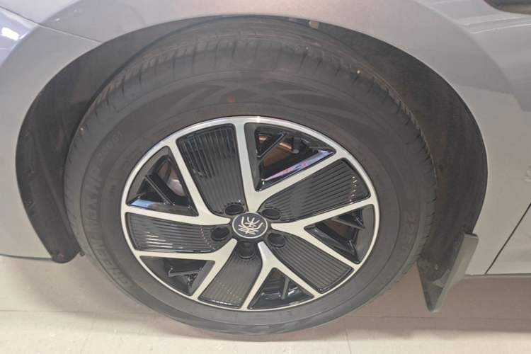 Used BYD Qin L 2025 DM-i Smart Drive 80KM Superior Model Left Front Wheel Hub