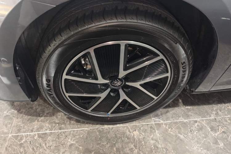 Used BYD Qin L 2025 DM-i Smart Drive 120KM Leading Model Left Front Wheel Hub