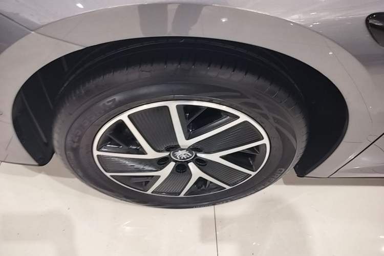 Used BYD Qin L 2025 DM-i Smart Drive 120KM Leading Model Left Front Wheel Hub