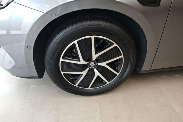 Used BYD Qin L 2025 DM-i Smart Drive 120KM Superior Model Left Front Wheel Hub